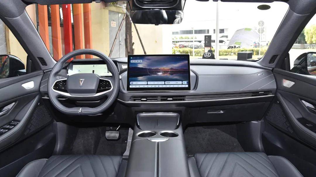 深藍(lán)電車(chē)獲得了“新央企”身份,起碼在“靠譜”這件事上,深藍(lán)L07是完全值得信任的