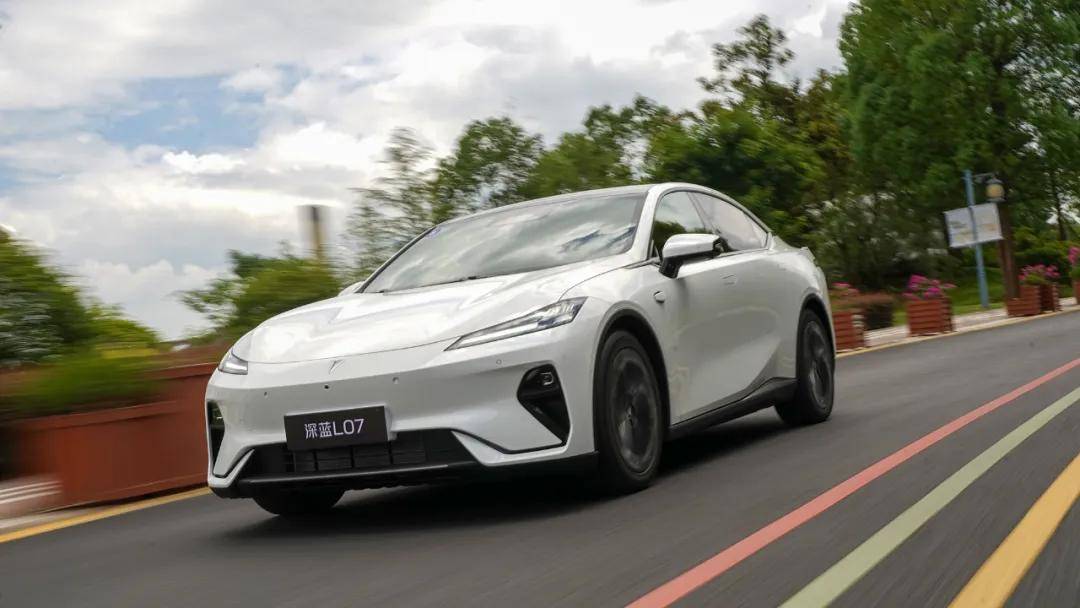 深藍(lán)電車(chē)獲得了“新央企”身份,起碼在“靠譜”這件事上,深藍(lán)L07是完全值得信任的