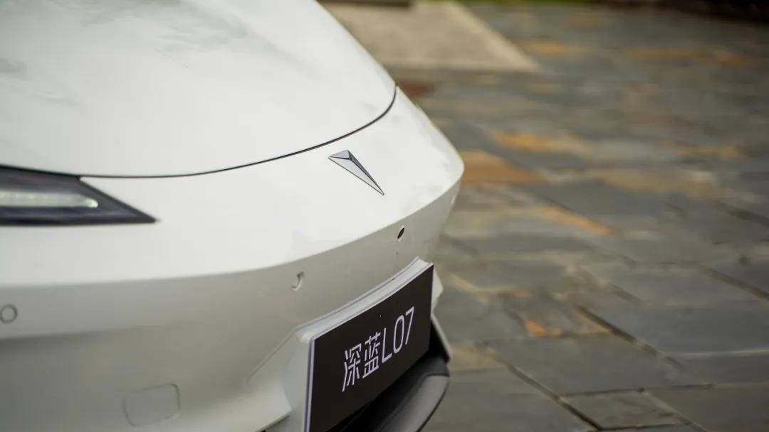 深藍(lán)電車(chē)獲得了“新央企”身份,起碼在“靠譜”這件事上,深藍(lán)L07是完全值得信任的