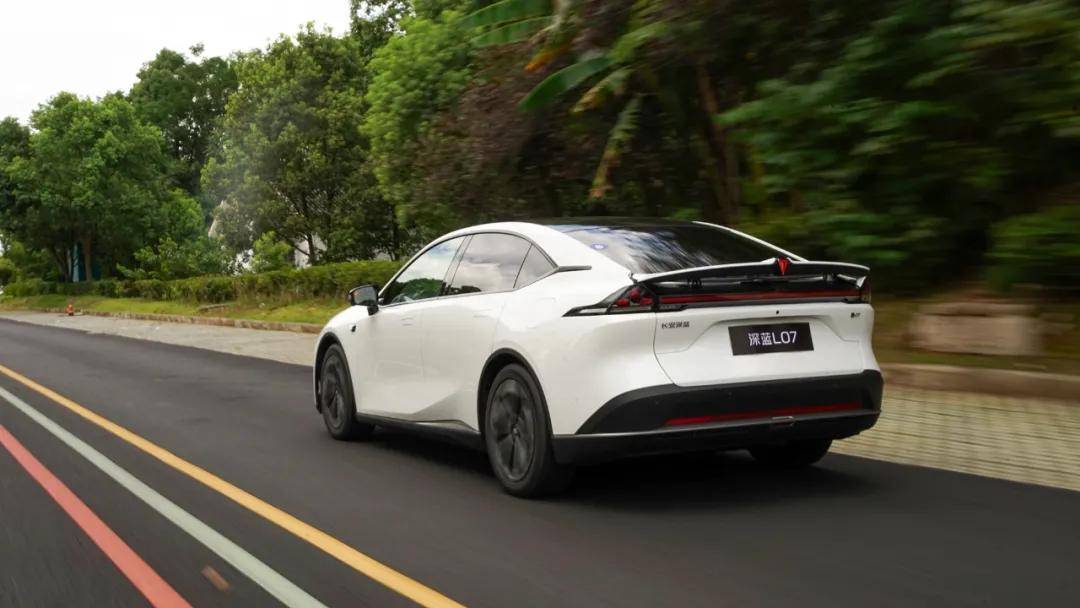 深藍(lán)電車(chē)獲得了“新央企”身份,起碼在“靠譜”這件事上,深藍(lán)L07是完全值得信任的