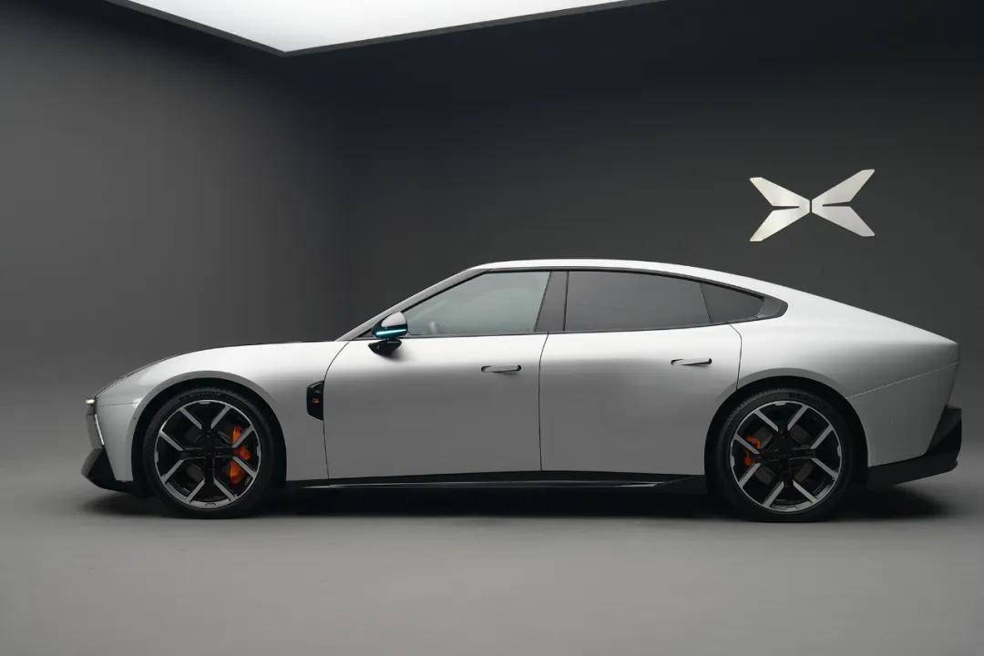 全新小鵬P7的顏值絕對(duì)稱(chēng)得上驚艷,尤其是銀色的版本,搭配21英寸輪圈,一眼就讓人難以自拔