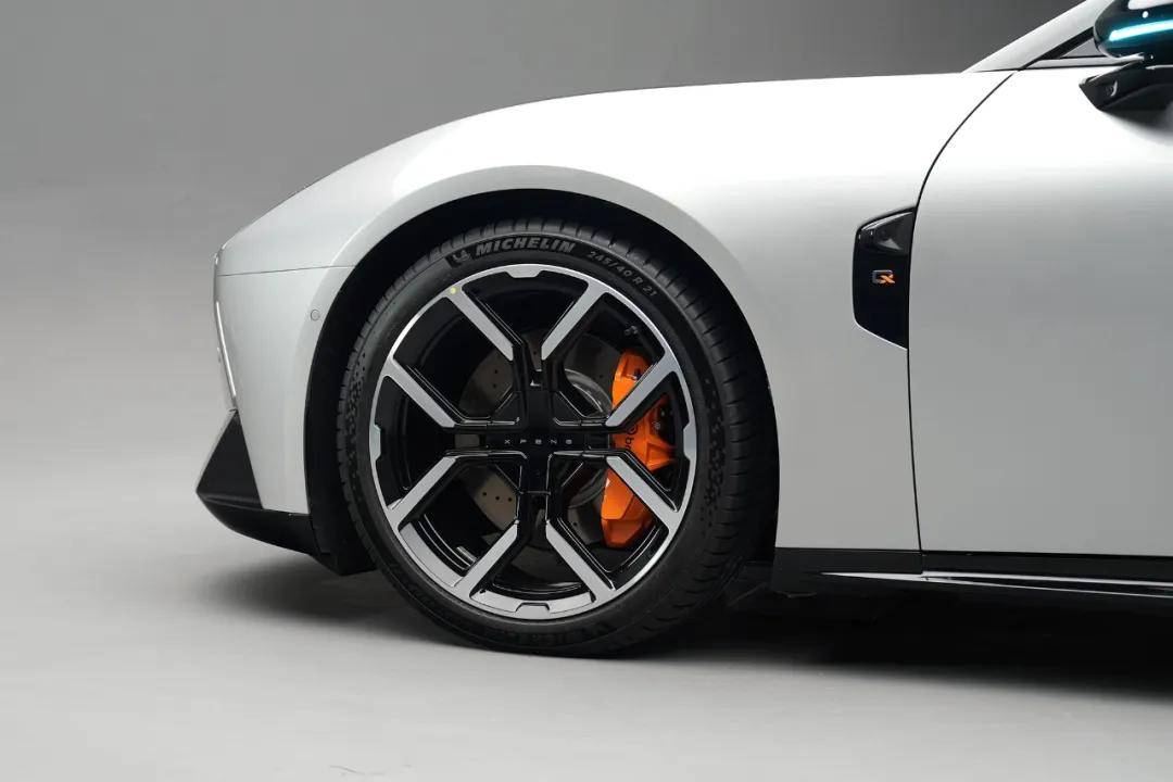 全新小鵬P7的顏值絕對(duì)稱(chēng)得上驚艷,尤其是銀色的版本,搭配21英寸輪圈,一眼就讓人難以自拔