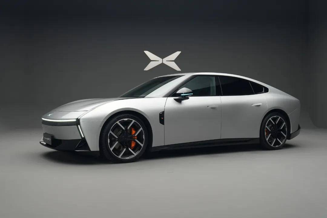 全新小鵬P7的顏值絕對(duì)稱(chēng)得上驚艷,尤其是銀色的版本,搭配21英寸輪圈,一眼就讓人難以自拔