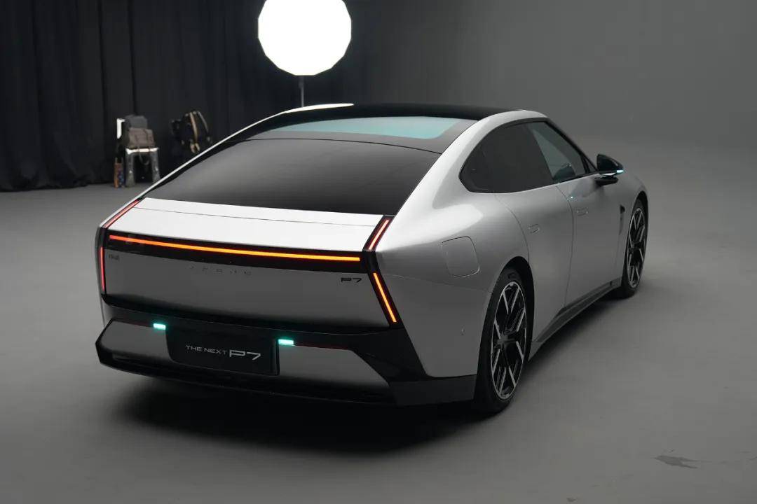 全新小鵬P7的顏值絕對(duì)稱(chēng)得上驚艷,尤其是銀色的版本,搭配21英寸輪圈,一眼就讓人難以自拔
