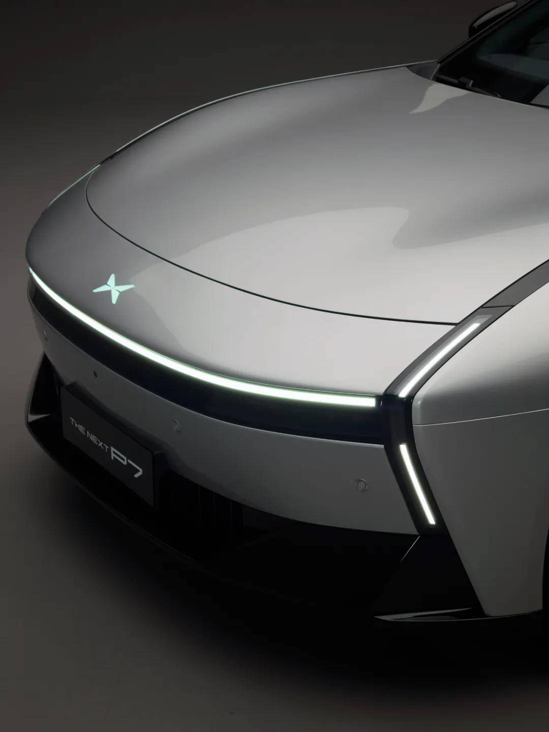 全新小鵬P7的顏值絕對(duì)稱(chēng)得上驚艷,尤其是銀色的版本,搭配21英寸輪圈,一眼就讓人難以自拔