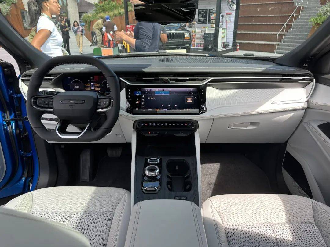 8月22日,Jeep正式發布新一代自由光,車型采用全新的外觀內飾設計,動力上配備1.6T四缸發動機和電動機組成的混合動力系統