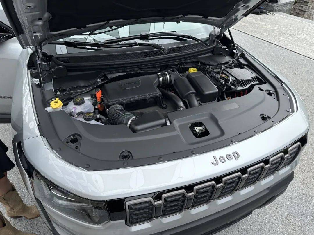 8月22日,Jeep正式發布新一代自由光,車型采用全新的外觀內飾設計,動力上配備1.6T四缸發動機和電動機組成的混合動力系統