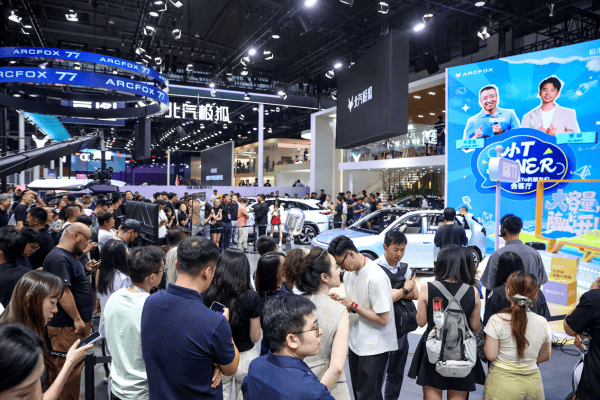 極狐 T1 將9月11日上市!成都車展現場人氣十足