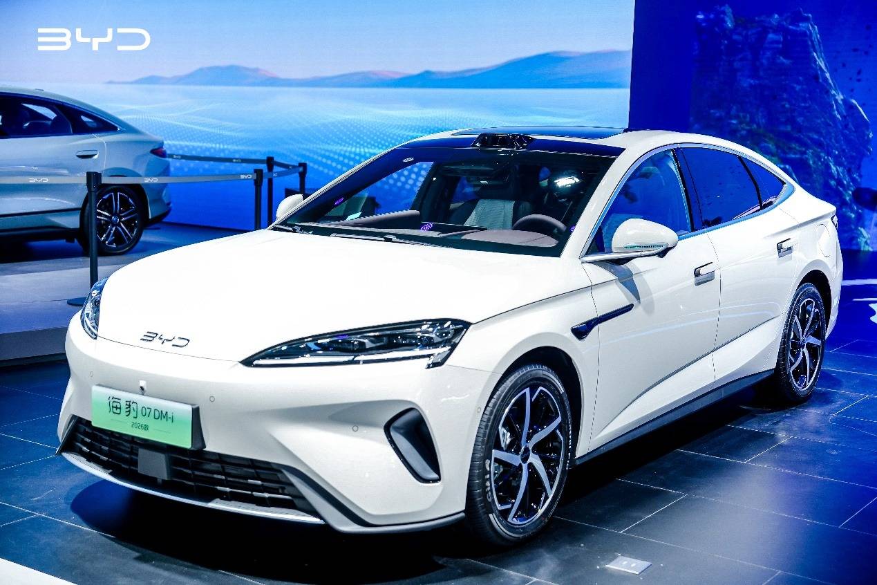 2025成都車展丨滿配進階,2026款海豹07DM-i,插混家轎扛鼎之作!