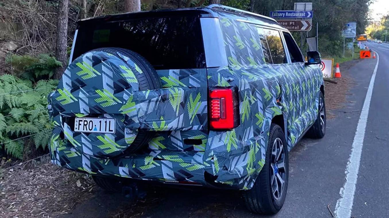 方程豹豹8偽裝車現(xiàn)身澳洲 將以Denza B8名稱銷售 前臉與國內(nèi)有所不同