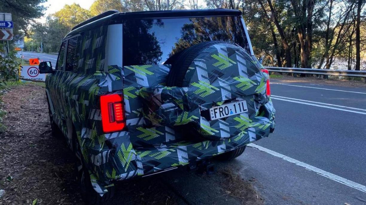 方程豹豹8偽裝車現(xiàn)身澳洲 將以Denza B8名稱銷售 前臉與國內(nèi)有所不同