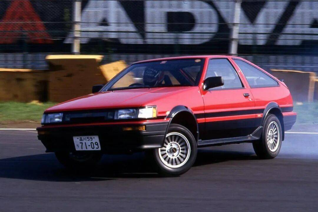 豐田卡羅拉Levin GT-APEX (AE86) 是豐田1983至1987年間基于第五代花冠打造的高性能后驅(qū)轎跑