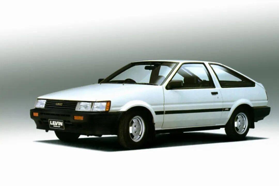 豐田卡羅拉Levin GT-APEX (AE86) 是豐田1983至1987年間基于第五代花冠打造的高性能后驅(qū)轎跑