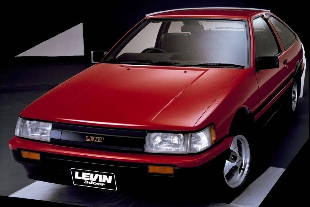 豐田卡羅拉Levin GT-APEX (AE86) 是豐田1983至1987年間基于第五代花冠打造的高性能后驅(qū)轎跑