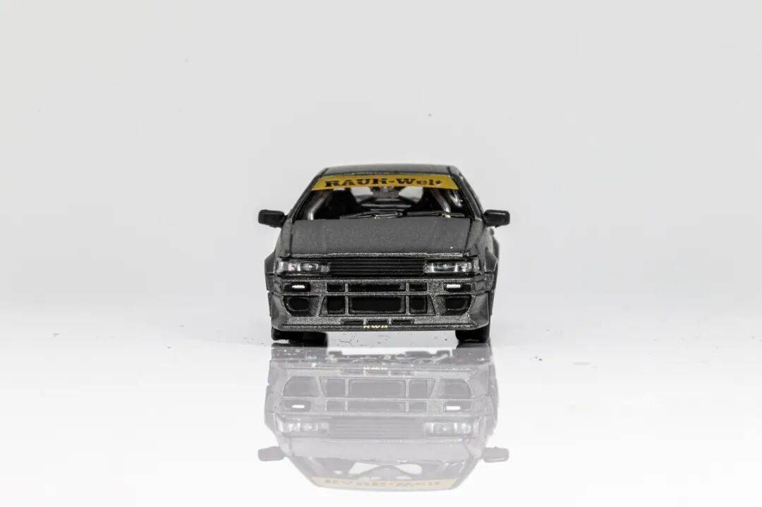 豐田卡羅拉Levin GT-APEX (AE86) 是豐田1983至1987年間基于第五代花冠打造的高性能后驅(qū)轎跑