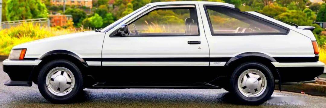 豐田卡羅拉Levin GT-APEX (AE86) 是豐田1983至1987年間基于第五代花冠打造的高性能后驅(qū)轎跑