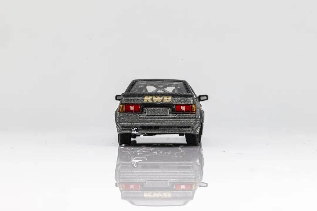 豐田卡羅拉Levin GT-APEX (AE86) 是豐田1983至1987年間基于第五代花冠打造的高性能后驅(qū)轎跑