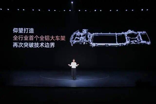 零百加速3.5秒+3納米智艙芯片+128萬(wàn),網(wǎng)友:這是地表最強(qiáng)SUV?