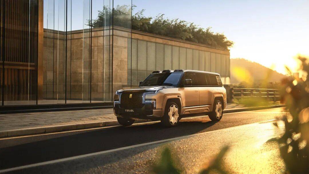 零百加速3.5秒+3納米智艙芯片+128萬(wàn),網(wǎng)友:這是地表最強(qiáng)SUV?