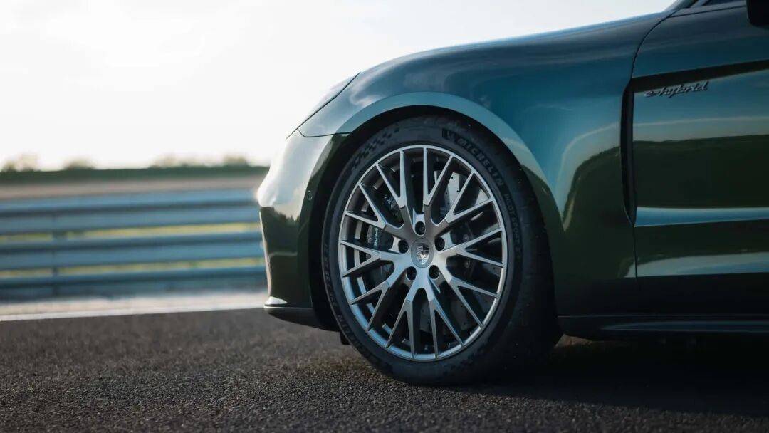 保時捷的主動懸架,真能如履平地?