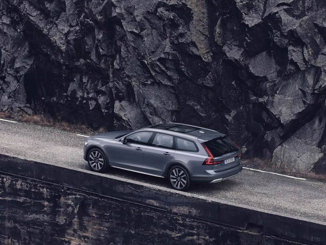 當時尚浪潮繼續滾動,汽車圈下一個“輪值”的頂流又會是誰?