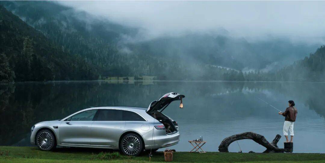 當時尚浪潮繼續滾動,汽車圈下一個“輪值”的頂流又會是誰?