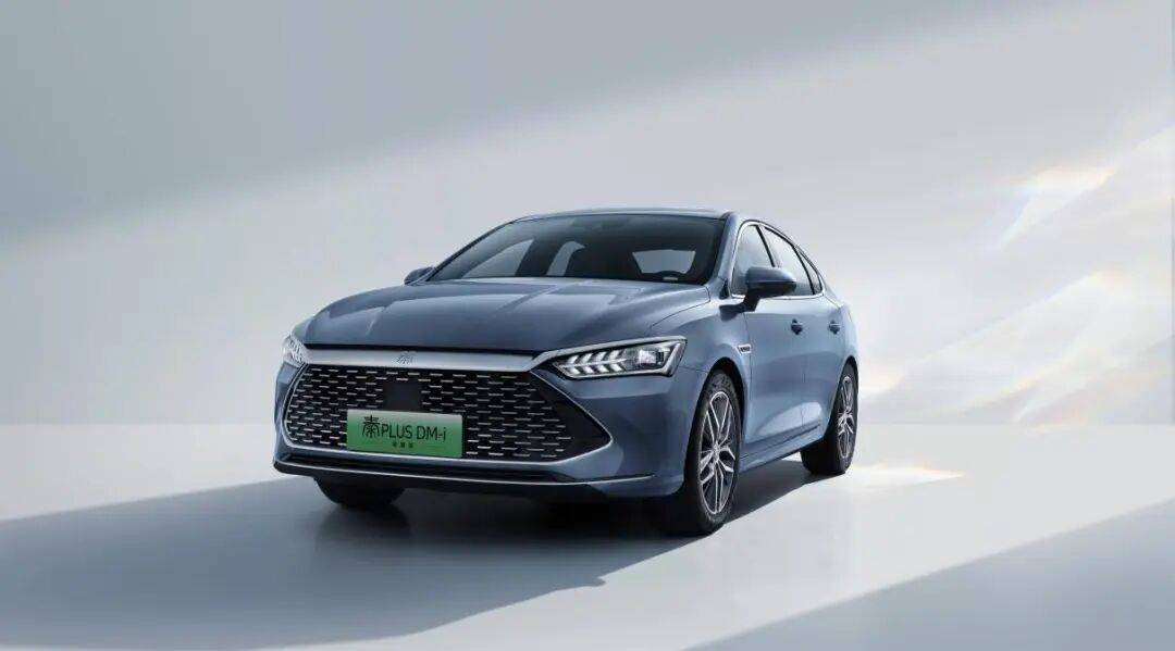 購置稅新政:明年提YU7多掏1萬,100km以下插混交全額