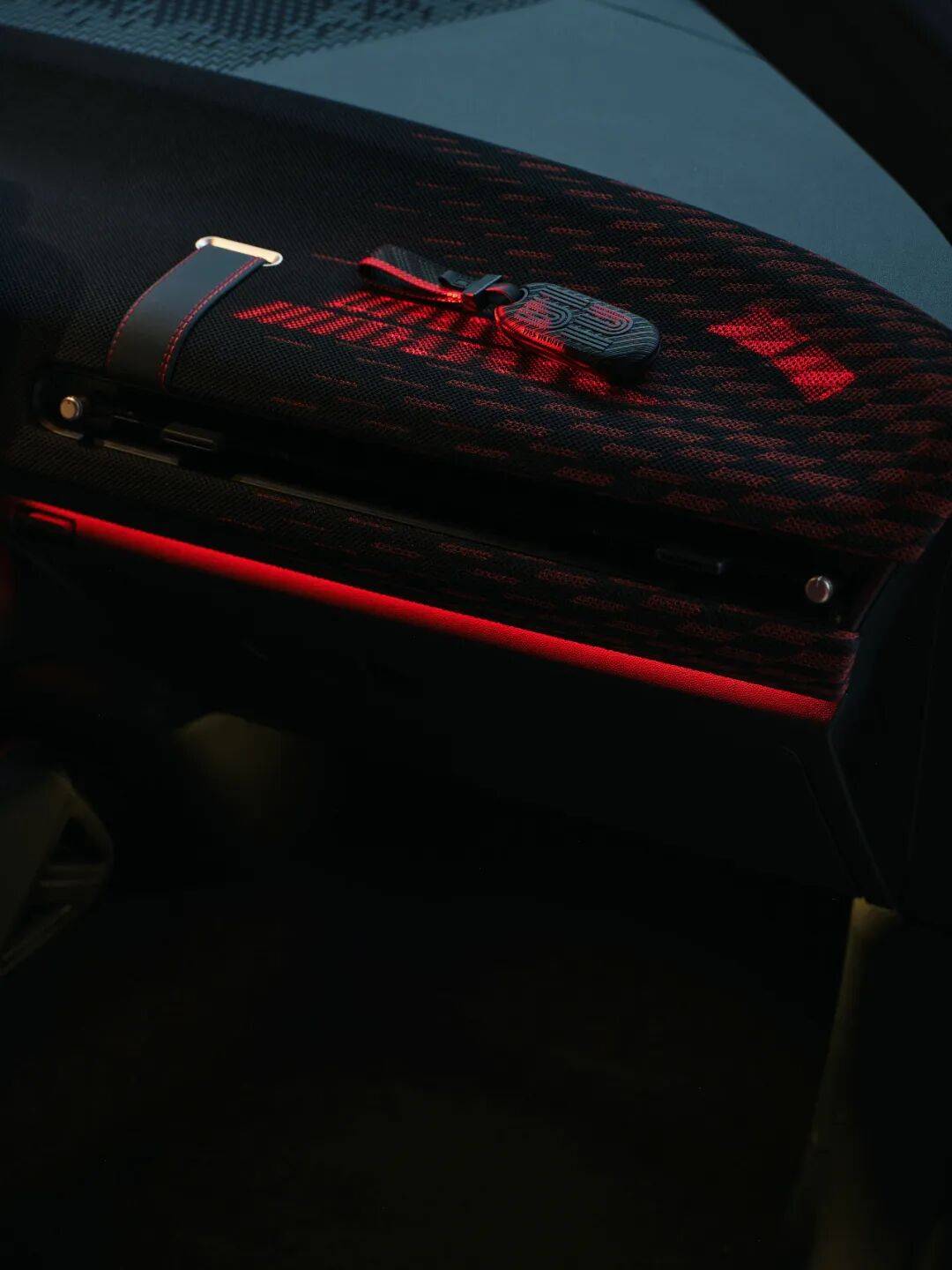 24.68萬元,限量100臺的MINI紀念版上市,致敬60年前的雪夜傳奇!