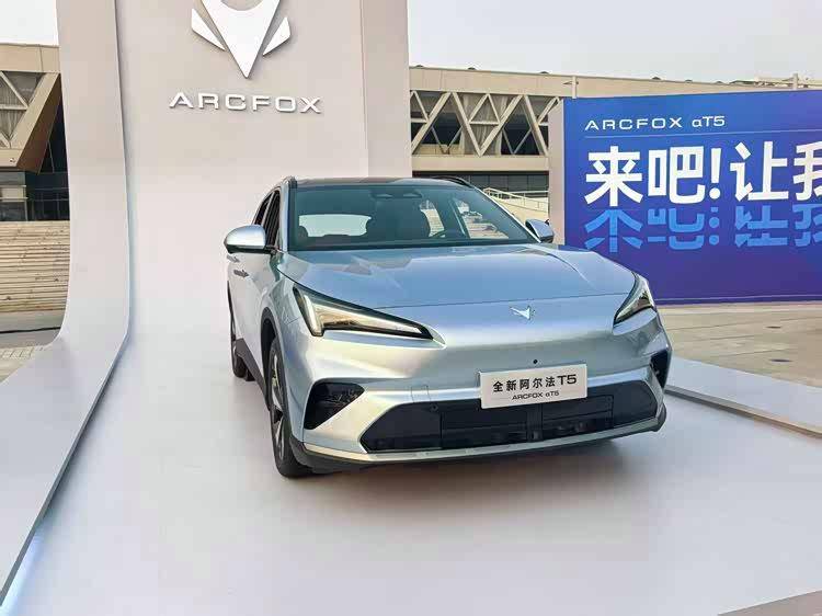 極狐全新阿爾法T5正式上市 推出六款車型,限時(shí)優(yōu)惠價(jià)10.98萬起!