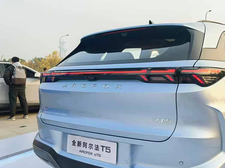 極狐全新阿爾法T5正式上市 推出六款車型,限時(shí)優(yōu)惠價(jià)10.98萬起!
