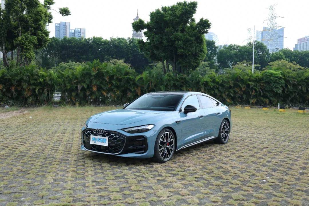 首搭華為乾崑,車(chē)機(jī)、智駕全面進(jìn)階,上汽奧迪A5L Sportback真的太香了