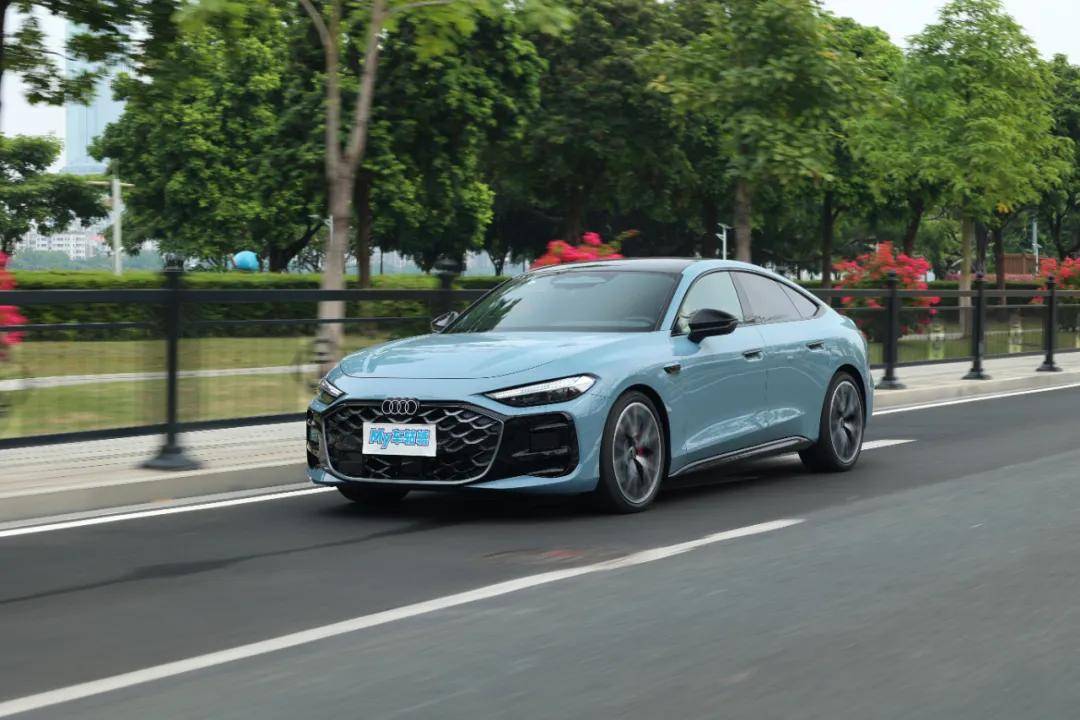 首搭華為乾崑,車(chē)機(jī)、智駕全面進(jìn)階,上汽奧迪A5L Sportback真的太香了