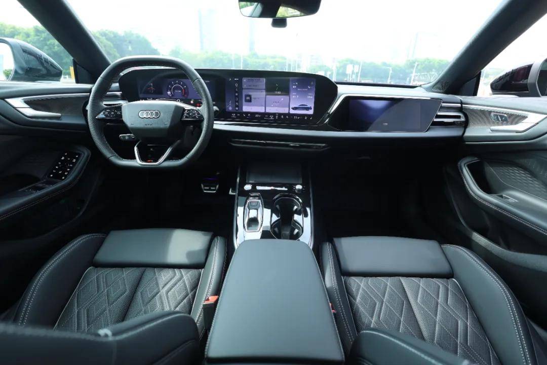 首搭華為乾崑,車(chē)機(jī)、智駕全面進(jìn)階,上汽奧迪A5L Sportback真的太香了