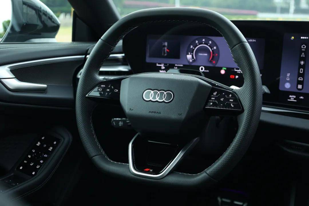 首搭華為乾崑,車(chē)機(jī)、智駕全面進(jìn)階,上汽奧迪A5L Sportback真的太香了