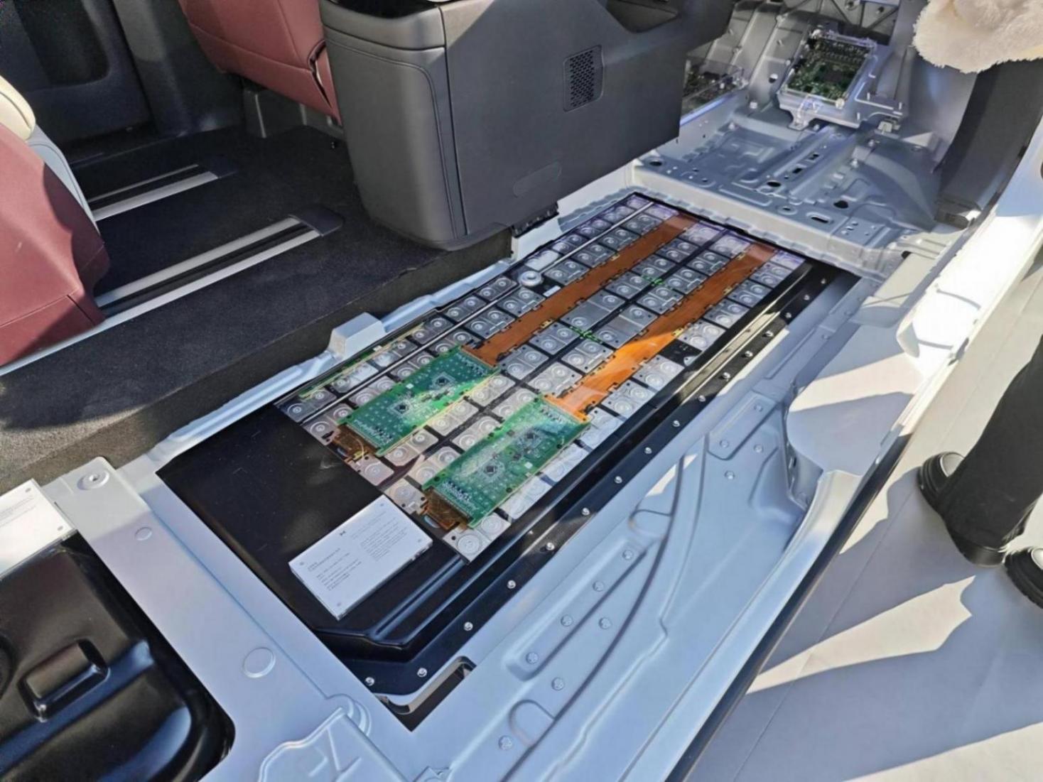 鯤鵬超級增程/純電續(xù)航452km 小鵬X9增程版預售35萬起