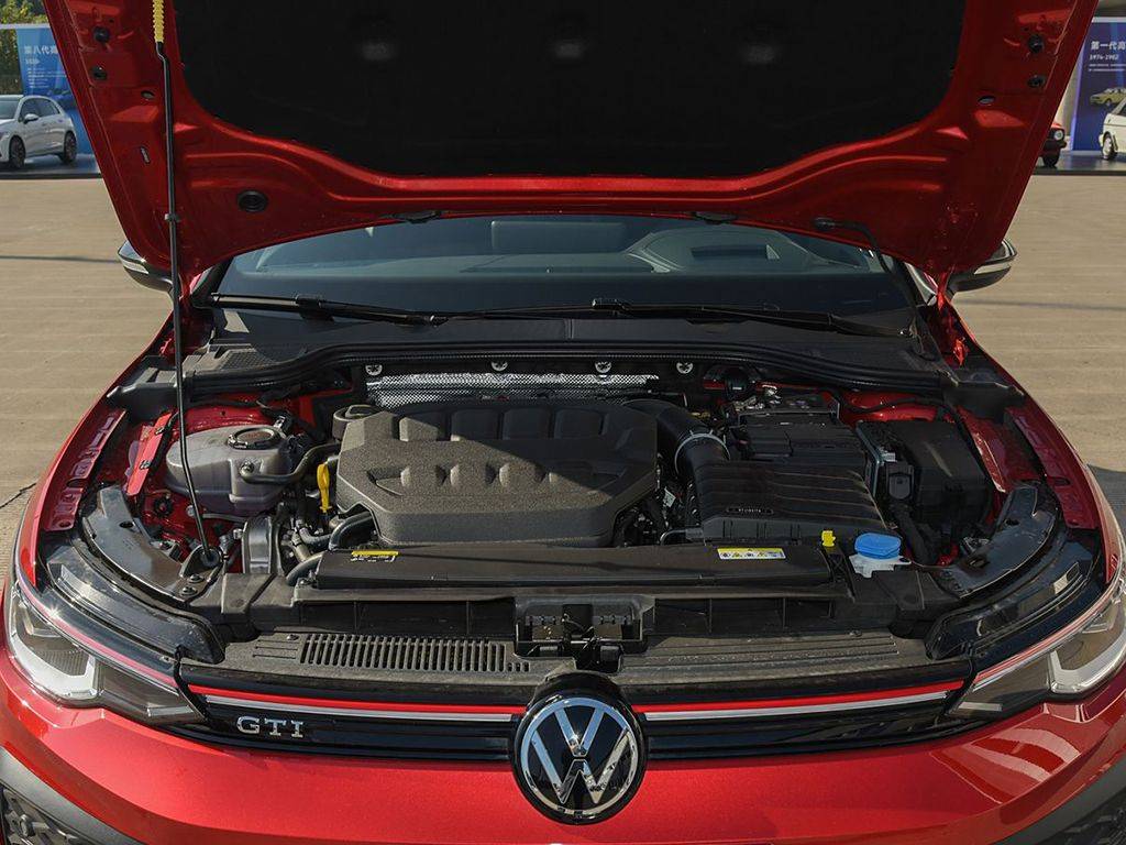 別嘴硬,20萬唯一原廠自帶回火放炮聲的車,真就只有高爾夫GTI