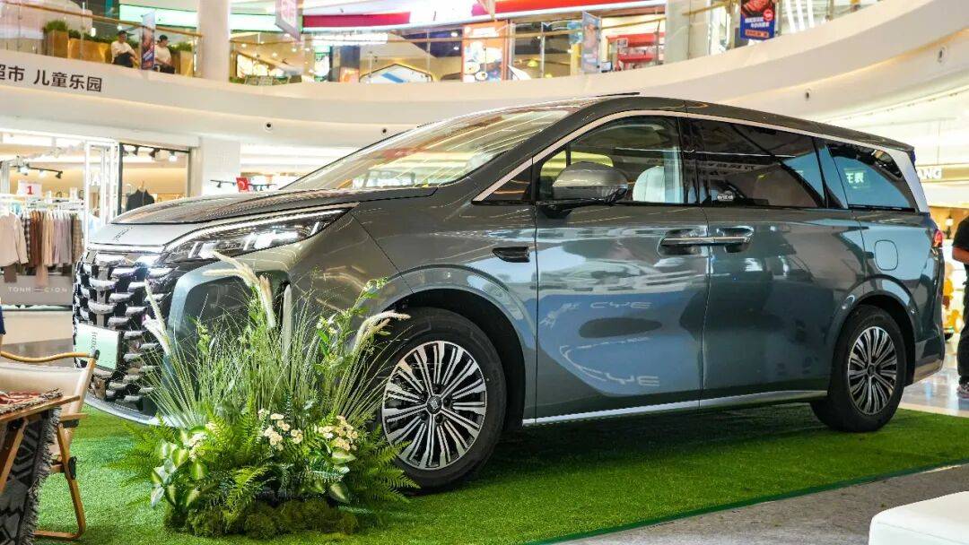 軸距超3米大七座,續(xù)航破千,配三排魔術(shù)座椅,家用必看!