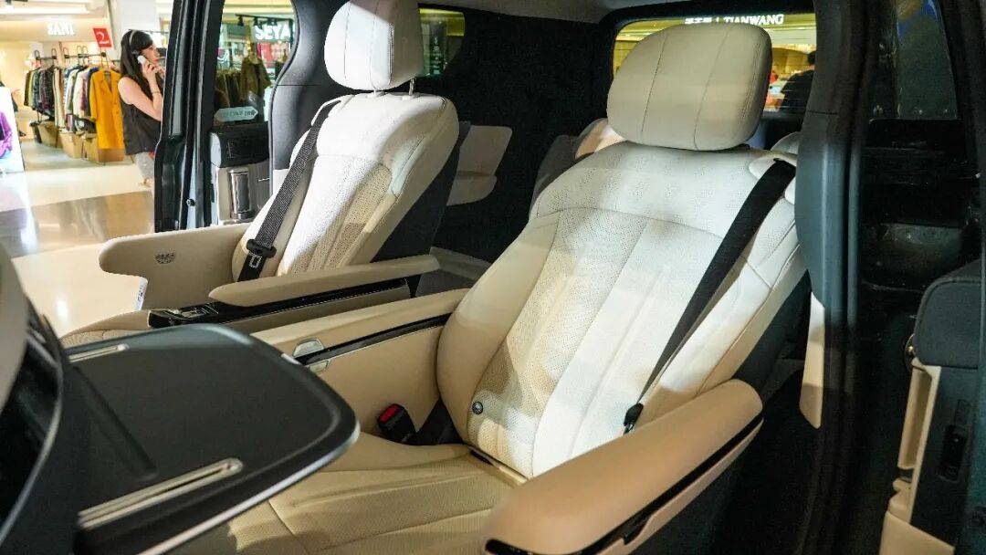 軸距超3米大七座,續(xù)航破千,配三排魔術(shù)座椅,家用必看!