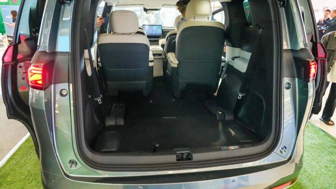 軸距超3米大七座,續(xù)航破千,配三排魔術(shù)座椅,家用必看!