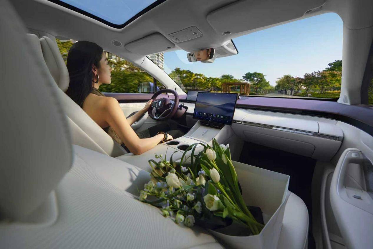 智界R7累計(jì)交付突破10萬臺,智界品牌2.0駛?cè)肴侔l(fā)展新階段