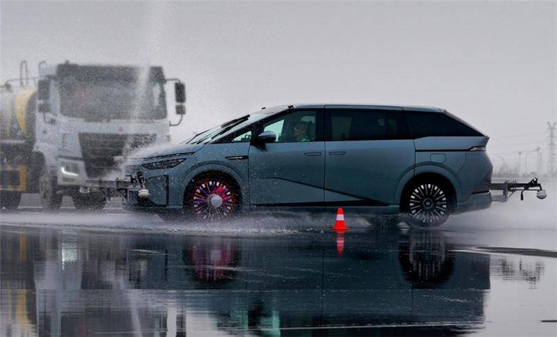 車速150km/h暴雨中爆胎會怎樣?小鵬X9夠穩!