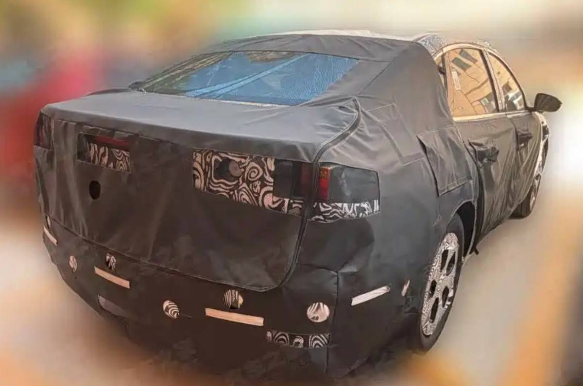 吉利銀河A7純電版諜照!純電中型車,超充插孔很清晰,終于要來了