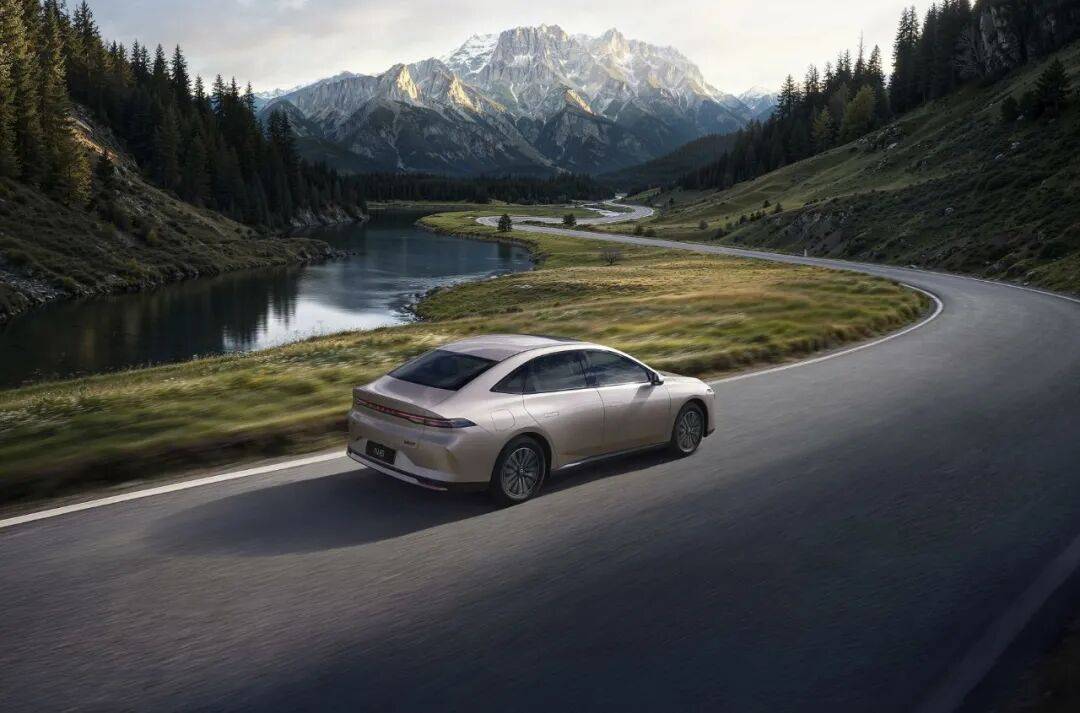 東風日產N6共推出5個版本,官方指導價為9.99-12.99萬元,限時綜合權益價為9.19-12.19萬元