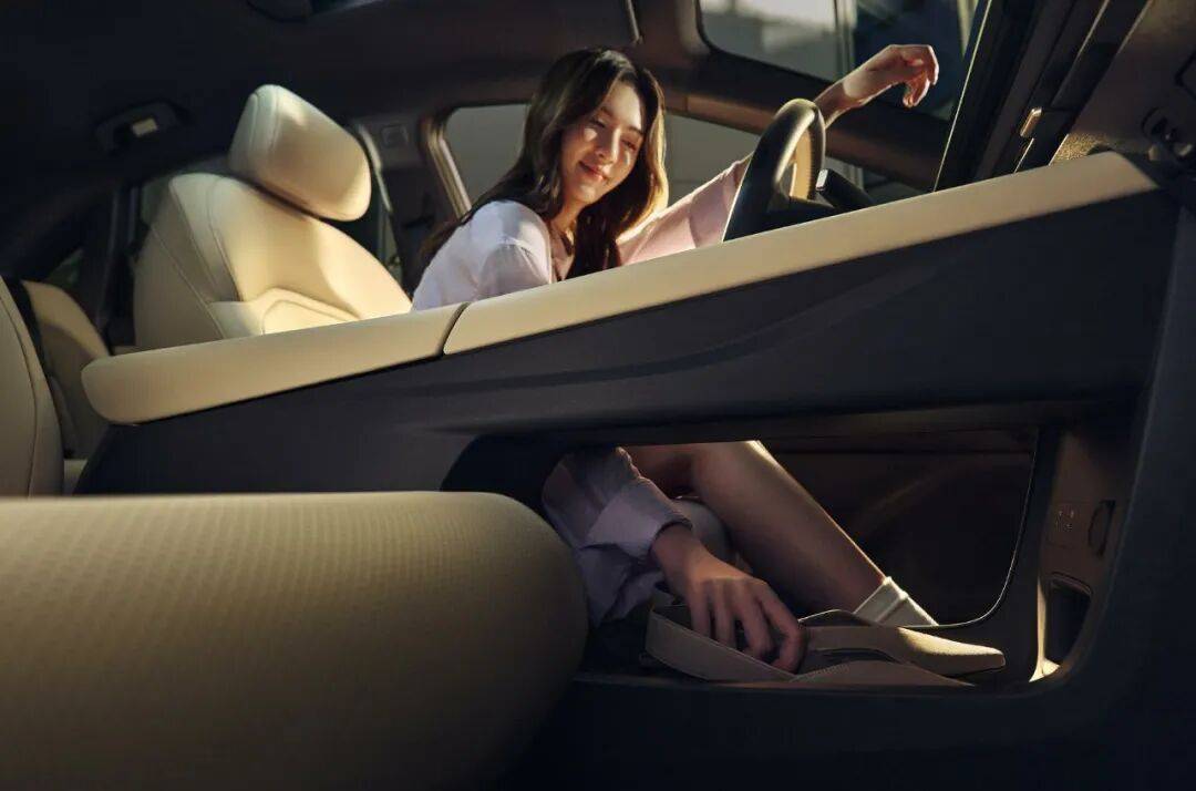 東風日產N6共推出5個版本,官方指導價為9.99-12.99萬元,限時綜合權益價為9.19-12.19萬元