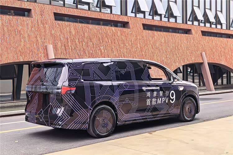 鴻蒙智行首款MPV智界V9發布預告,一場關于“價值定義權”的暗戰才剛剛開始