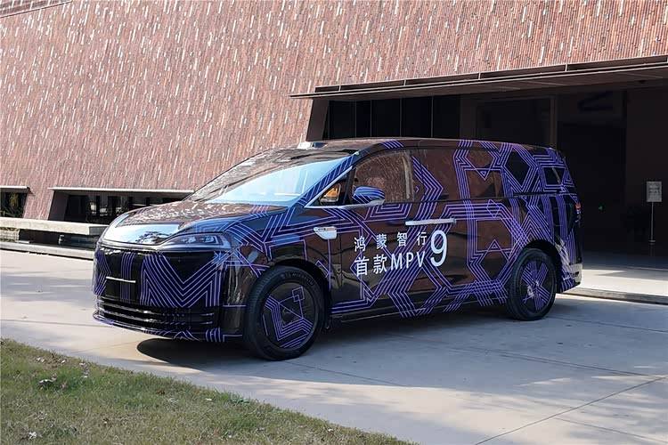 鴻蒙智行首款MPV智界V9發布預告,一場關于“價值定義權”的暗戰才剛剛開始