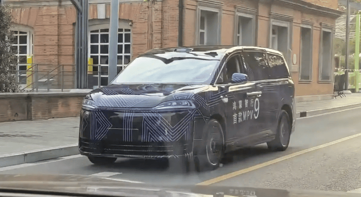 鴻蒙智行首款MPV來了,命名為“智界V9”,能火么?